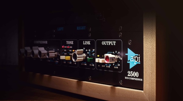 【9/2まで 50％OFF】Universal Audio「API 2500 Bus Compressor」トップエンジニアとプロデューサーの定番ツール 世界最高峰のバスコンプレッサーを完全再現｜DTMプラグインセール