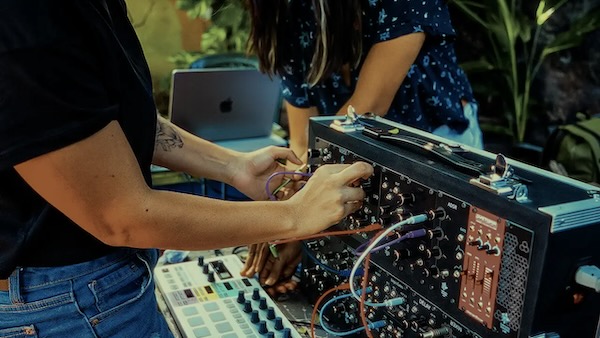 MNTRA「El Jaguar」コロンビアのカリブ沿岸地下音楽シーンの鼓動!アフロ・カリブ打楽器の生々しいエネルギーとアナログの温かみを収録した、ラテングルーヴ、ヒップホップ、実験的ビートに最適なサウンドライブラリー|DTMプラグインセール