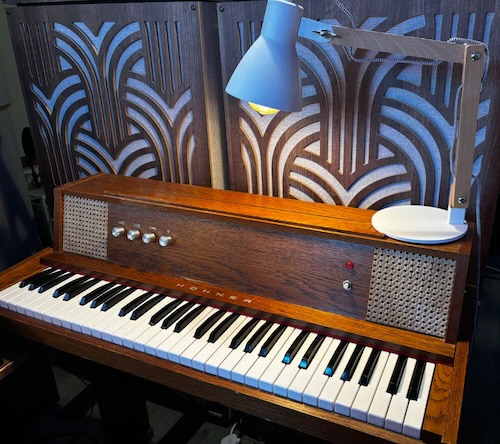 Sonora Cinematic「Nocturne Electric Piano」幻のビンテージ電気ピアノがよみがえる!火災で失われた希少なHohner Model Mを徹底サンプリングした、シネマティックでソウルフルな表現力を持つ究極の電気ピアノプラグイン|DTMプラグインセール
