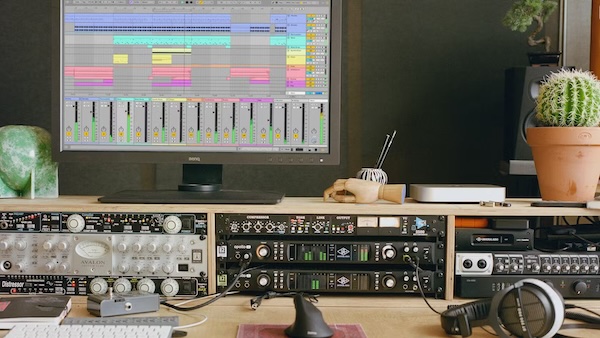 「Ableton Live 12」直感的なセッションビューを活用した音楽制作が可能な大人気DAW!あらゆる音楽ジャンルに対応する豊富なエフェクト、インストゥルメント、サウンド、クリエイティブツールを完備し、MIDIトランスフォーメーションによるパターンバリエーション作成からサウンドシミラリティ検索まで可能にする革新的音楽制作環境|DTMプラグインセール