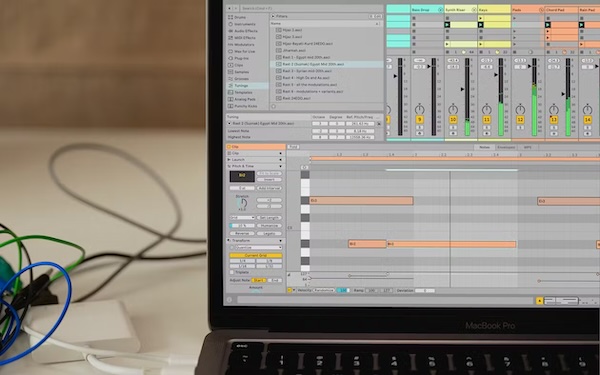 「Ableton Live 12」直感的なセッションビューを活用した音楽制作が可能な大人気DAW!あらゆる音楽ジャンルに対応する豊富なエフェクト、インストゥルメント、サウンド、クリエイティブツールを完備し、MIDIトランスフォーメーションによるパターンバリエーション作成からサウンドシミラリティ検索まで可能にする革新的音楽制作環境|DTMプラグインセール