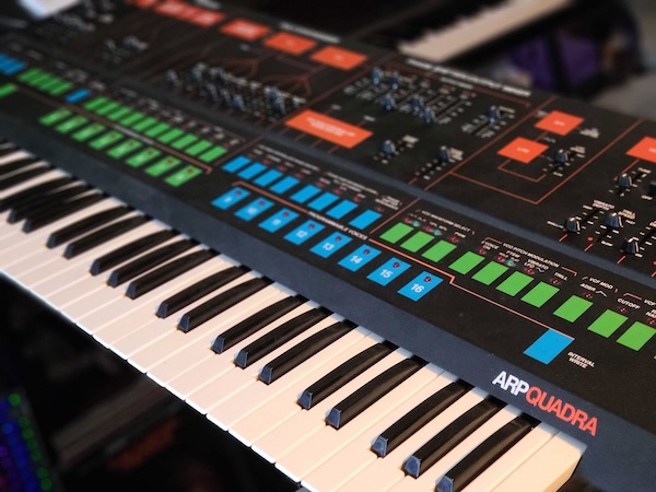 Cherry Audio「Quadra」1978年発売の幻の名機ARPクアドラを超正確かつ大幅進化!ファットなベースから幻想的なストリングスまで、4つの独立セクションを持つビンテージシンセの決定版|DTMプラグインセール