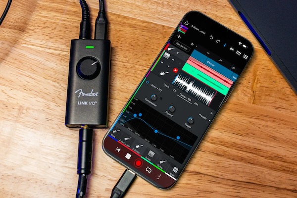 Fender「Fender Studio」思いついた瞬間に録音・編集・演奏すべてがスマホで完結!本格アンプモデルとエフェクト機能搭載で、ギタリストにとっての理想的な環境が実現する無料アプリ|DTMプラグインセール