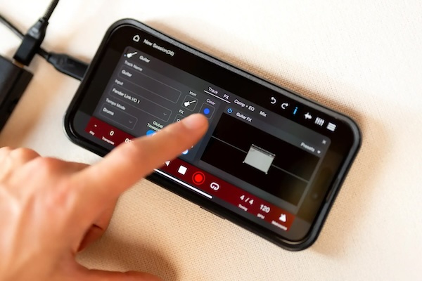 Fender「Fender Studio」思いついた瞬間に録音・編集・演奏すべてがスマホで完結!本格アンプモデルとエフェクト機能搭載で、ギタリストにとっての理想的な環境が実現する無料アプリ|DTMプラグインセール