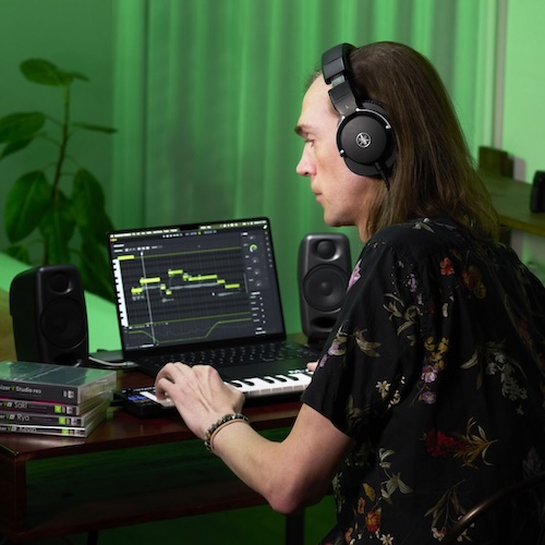 Dreamtonics「Synthesizer V Studio 2 Pro」プロミュージシャンが歌う声をあなたの楽曲に!"生身のシンガーと区別がつかない"人間の歌声の温かみと表現力を完璧に再現するAI歌声合成の革命的進化|DTMプラグインセール