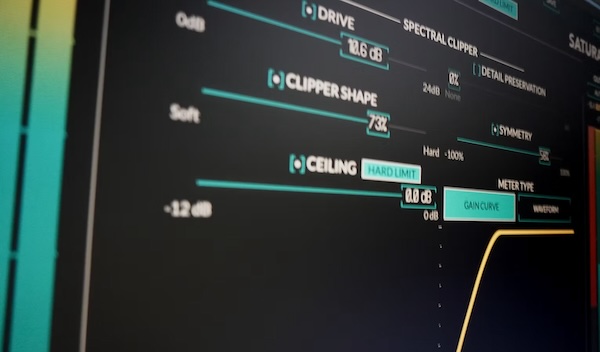Newfangled Audio「Saturate」低域に埋もれがちな中高域の細部まで鮮明に再現する画期的サチュレーター!周波数帯域ごとに独立したサイン波処理で実現する、従来の"チューブ感"や"モコモコ感"を排除した高品質オーバードライブサウンド|DTMプラグインセール