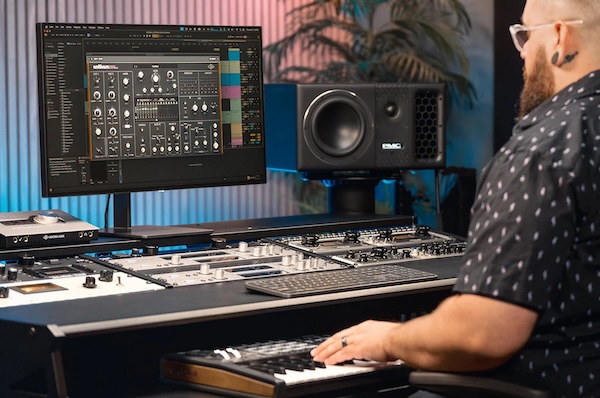 Universal Audio「Anthem Analog Synthesizer」8分音符リフから激烈アシッドベースライン・進化するジェネラティブサウンドスケープまで!レイヤーや複雑なプラグインチェーン不要で極太ベース・パンチ力抜群のリードサウンドを生成するアナログモデリングシンセ|DTMプラグインセール