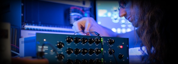Softube「Tube-Tech Blue Tone」ボーカル・クラリティからドラムバス・ワイドニングまでプロが使用する定番サウンドを数秒で再現!ゼロからの設定作業を排除し、8モード・ワンダイヤル操作による超高速プロ仕様ミックスが完成するチートプラグイン|DTMプラグインセール