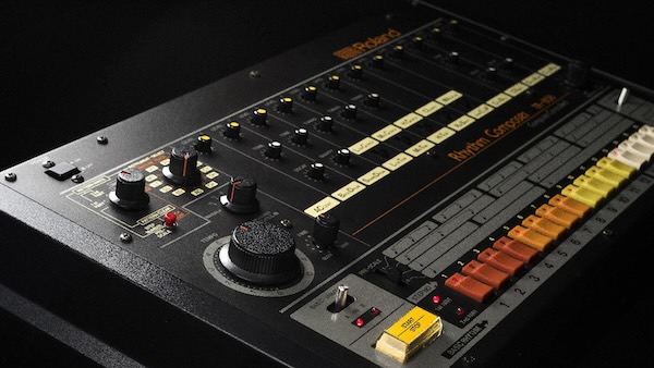 Roland「TR-808」史上最も有名なドラムマシンのブーム、スナップ、シズルを完全再現！Roland独自のアナログ回路動作テクノロジーで伝説の808サウンドとモダン機能を融合した決定版プラグイン｜DTMプラグインセール