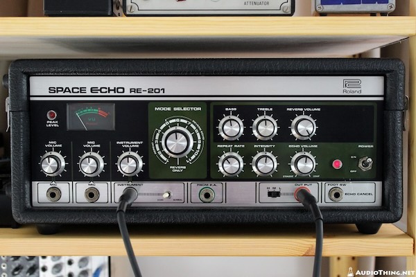 AudioThing「Outer Space 2」1974年登場の伝説Roland Space Echo RE-201を忠実エミュレート!3つの再生ヘッドとスプリングリバーブ・タンクを搭載した70年代初期ヴィンテージ・テープエコーの完全再現プラグイン|DTMプラグインセール