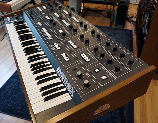 Cherry Audio「Elka-X」幻の名機Synthexを完全再現!1980年代の先進的マルチティンブラル設計を21世紀仕様にアップグレード、600超のプロパッチと拡張シーケンサーで蘇る、スティービーワンダーも愛用した伝説のトーン|DTMプラグインセール
