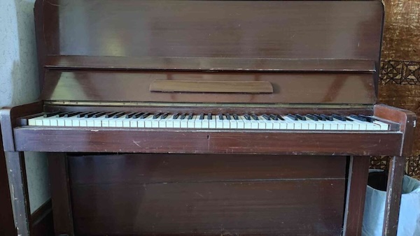 jackhascamera「Grandma’s Beachhouse Piano」調律されないまま祖母のビーチハウスで時を刻んだアップライトピアノ！不完全で美しい響きと、その唯一無二のサウンドのピアノ音源｜DTMプラグインセール