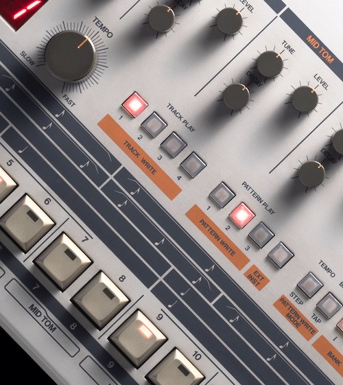 Roland「TR-909」エレクトロニック・ミュージック史の金字塔！1983年誕生のアナログ/デジタル・ハイブリッド革命、テクノ・ハウス・アシッド・インダストリアルを支配する約1万台限定生産の不朽の名機がDAWに降臨｜DTMプラグインセール