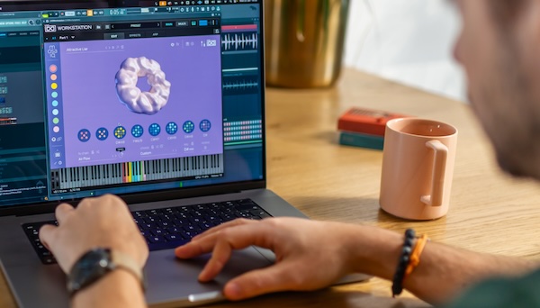 UVI「mosaiq」180種以上のコード進行・強力なMIDIシーケンシング・エンジン・AIベース・サウンド・リプレイサーMutate・全体ムード瞬時変更Varispeedにより、ランダマイゼーションで創造的境界を打ち破る現代制作体験｜DTMプラグインセール