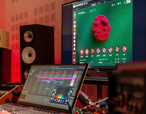 UVI「mosaiq」180種以上のコード進行・強力なMIDIシーケンシング・エンジン・AIベース・サウンド・リプレイサーMutate・全体ムード瞬時変更Varispeedにより、ランダマイゼーションで創造的境界を打ち破る現代制作体験｜DTMプラグインセール