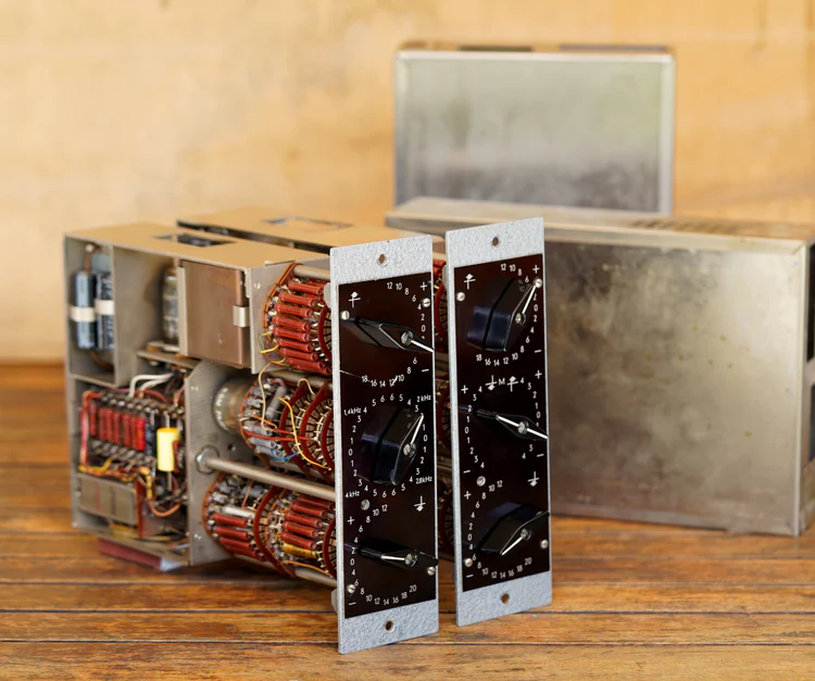 Plugin Alliance「NEOLD RZ062」録音史上最も甘美なEQカーブ！専用PivotとPresenceモジュールをステレオ・Mid/Sideマトリックスで美しく調整し、オリジナル同等のヴィンテージ・チューブ・トーン・シェイピングを提供する豪華チューブ・イコライザー｜DTMプラグインセール