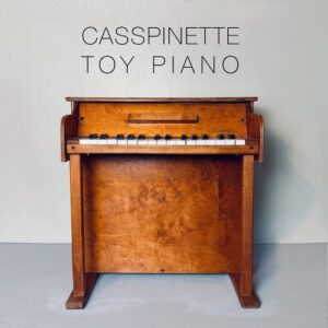 Decent Samples「Casspinette Toy Piano」幻想的でちょっと不気味なベルのような音色がクセになる！60年代ヴィンテージ玩具ピアノを完全再現した、ノスタルジーと実験音楽の中間にある、唯一無二のトイピアノ音源｜DTMプラグインセール