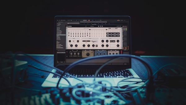 AudioThing「B00GA」0.1Hzから5kHzまで可変する二重シーケンサーが生み出すマイクロサウンドの世界！ミニマルなリズムから重厚なドローンまでを紡ぐ実験的リズム&トーン生成プラグイン｜DTMプラグインセール