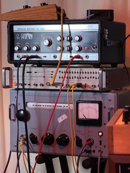 AudioThing「B00GA」0.1Hzから5kHzまで可変する二重シーケンサーが生み出すマイクロサウンドの世界！ミニマルなリズムから重厚なドローンまでを紡ぐ実験的リズム&トーン生成プラグイン｜DTMプラグインセール