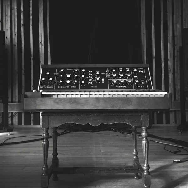 Audio Ollie「Scoring Synths」空間で録音されたアナログMoogがオーケストラと完璧に融合！劇伴・映画・ゲーム音楽における空間再現の決定版シンセサイザー｜DTMプラグインセール