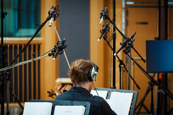 Spitfire Audio「Spitfire Studio Strings Professional」AIR Studio Oneの明瞭で活気ある空間が生み出す、プロフェッショナル仕様のドライステージ・サンプルライブラリー！情熱的な時代劇から現代北欧ノワール、インディーから壮大な映画・ゲームスコアまで対応する、深み・ディテール・フォーカスを同時に実現した新世代オーケストラ音源｜DTMプラグインセール