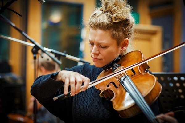 Spitfire Audio「Spitfire Studio Strings Professional」AIR Studio Oneの明瞭で活気ある空間が生み出す、プロフェッショナル仕様のドライステージ・サンプルライブラリー！情熱的な時代劇から現代北欧ノワール、インディーから壮大な映画・ゲームスコアまで対応する、深み・ディテール・フォーカスを同時に実現した新世代オーケストラ音源｜DTMプラグインセール