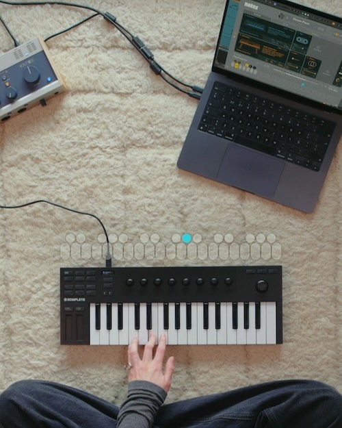 Future Audio「Notes」MIDIキーボードを表現豊かなコード楽器へと変貌させる、初の本格的シンセサイザー！白鍵でフルコードを演奏し、黒鍵で演奏スタイルを瞬時に変換、数百のコード進行とプレイスタイルから選択できる全く新しいコード演奏体験｜DTMプラグインセール