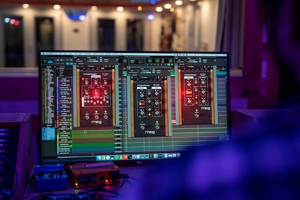 Moog「Moogerfooger MF-103S 12 Stage Phaser」アナログの温かみとモジュラー的自由度をDAWで実現！音に有機的な揺らぎと立体感を加える万能フェイザー｜DTMプラグインセール