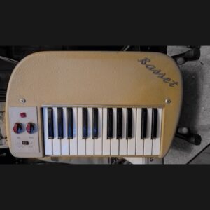 Dean Coyle「Little Yellow Bass Keyboard」世界最初期のベースシンセを修理・録音して蘇らせた、レトロでブラスのような音が特徴の無料ベース音源｜DTMプラグインセール