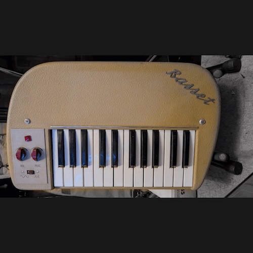 Dean Coyle「Little Yellow Bass Keyboard」世界最初期のベースシンセを修理・録音して蘇らせた、レトロでブラスのような音が特徴の無料ベース音源｜DTMプラグインセール