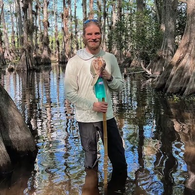 BOOM Library「Swamps」陸と水が絶え間なく重なり合う湿地帯の音響的複雑性を捉えた、緊張状態にあるハビタットのサウンド！3年間にわたり、カエルの鳴き声、アリゲーターの行動、変化する昆虫層、葦の動き、自然なスクウェルチ・テクスチャーを記録した、プロフェッショナル・スワンプ効果音ライブラリ｜DTMプラグインセール