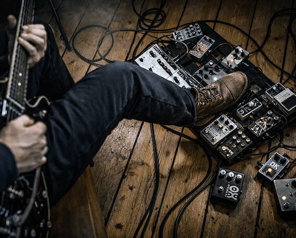 e-instruments「Velvet Guitars」ソフトでベルベットのようなトーンから、ギターを伝統的な役割を超えて押し進めるローでシネマティックなテクスチャーまで表現する、感情が常に道を導くギター音源|DTMプラグインセール