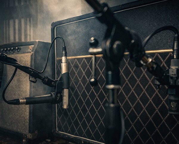 e-instruments「Velvet Guitars」ソフトでベルベットのようなトーンから、ギターを伝統的な役割を超えて押し進めるローでシネマティックなテクスチャーまで表現する、感情が常に道を導くギター音源|DTMプラグインセール