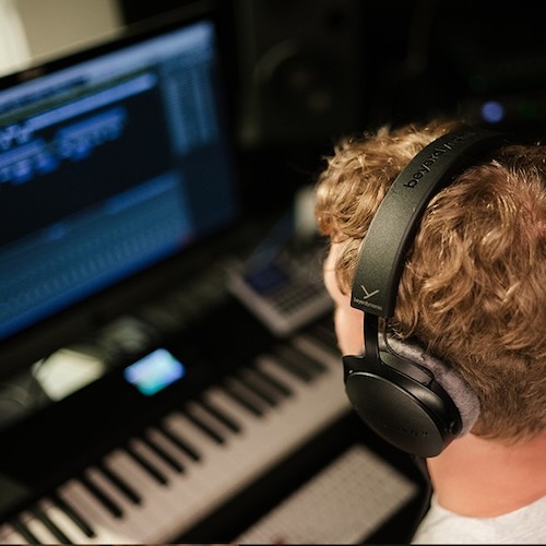 beyerdynamic「HEADPHONE LAB」ヘッドホンだけで“スピーカーのように聴こえる”音場を実現!DTヘッドホンが仮想スタジオに変わる無料ツール|DTMプラグインセール