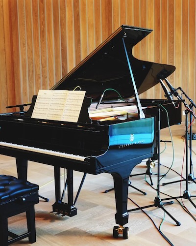 SRM Sounds「Dark Mode」マックス・リヒター監修による、柔らかく控えめな音色が創作に静けさと深みを与える、映像音楽・アンビエント・ミニマル作品に理想的なピアノ音源｜DTMプラグインセール