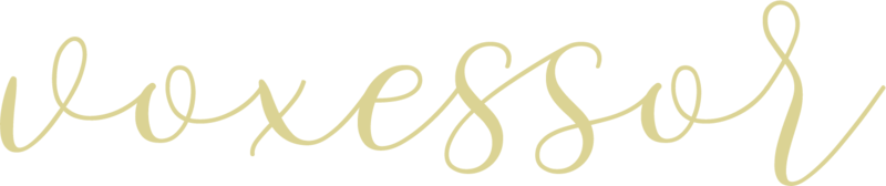 United Plugins「Voxessor」“聞き取りやすい・通る声”を数秒で作れる!動画・映画・YouTube・Podcastの声を“即戦力ナレーション”に仕上げる、EQスイープ/自動音量/ワンノブDynamics搭載ボイス処理プラグイン|DTMプラグインセール