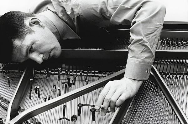 ABBEY ROAD × CHARLES JEFFREY LOVERBOY「THE BIG NESSIE」ファッションと音楽の衝突から誕生!プリペアド・ピアノの思想を現代的に拡張した、実験精神あふれる無料バーチャル・インストゥルメント|DTMプラグインセール