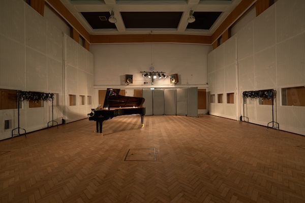 ABBEY ROAD × CHARLES JEFFREY LOVERBOY「THE BIG NESSIE」ファッションと音楽の衝突から誕生!プリペアド・ピアノの思想を現代的に拡張した、実験精神あふれる無料バーチャル・インストゥルメント|DTMプラグインセール