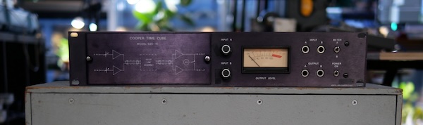 AudioThing「Echo Cube」空気の伝播で遅延を作る“Cooper Time Cube”発想をデュアルA/Bで再現し、倍音フィルタ感と位相キャラで幅と存在感を足すアコースティック・ディレイ｜DTMプラグインセール