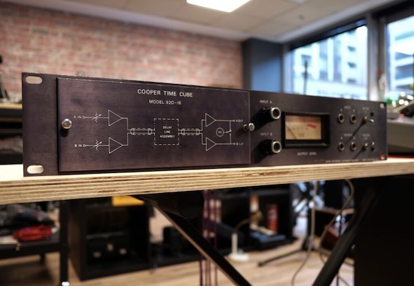 AudioThing「Echo Cube」空気の伝播で遅延を作る“Cooper Time Cube”発想をデュアルA/Bで再現し、倍音フィルタ感と位相キャラで幅と存在感を足すアコースティック・ディレイ｜DTMプラグインセール