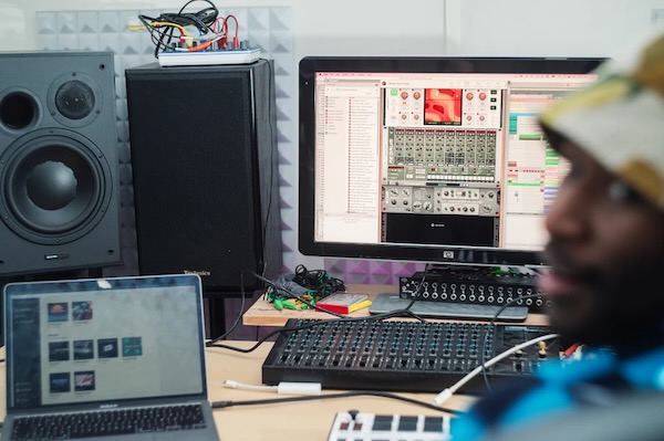 Reason Studios「Reason Rack 13」サウンドデザインからミックスまで対応！66デバイス＋オーディオ/CV配線で自由に音作りできるモジュラー型プラグイン｜DTMプラグインセール