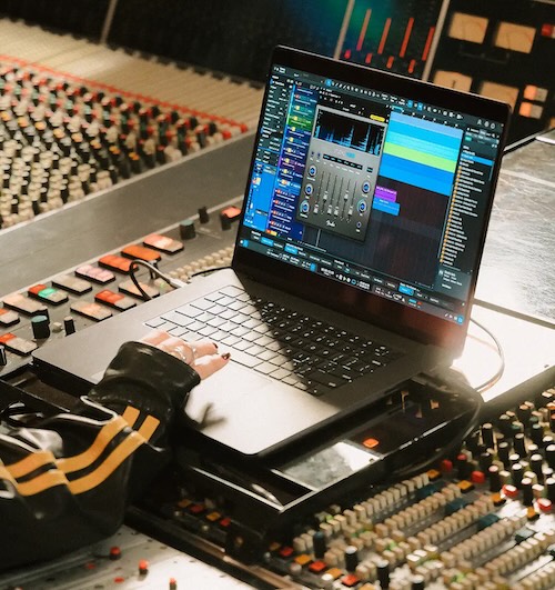 Fender「Fender Studio Pro」Fenderサウンドと最新DAW機能を融合し、録音・作曲・ミックスまでを一体化した次世代音楽制作プラットフォーム｜DTMプラグインセール
