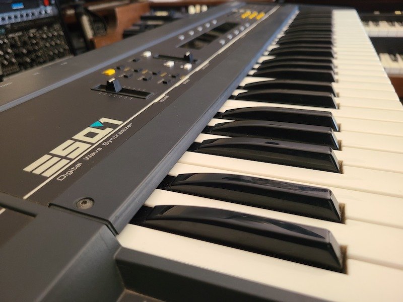 Cherry Audio「Ensoniq ESQ-1 Synthesizer」オリジナル32波形＋CEM3379フィルターを完全再現！最大32ボイス×デュアルレイヤー構成で圧倒的表現力のハイブリッドシンセ｜DTMプラグインセール