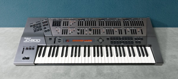 Roland「JD-800」プリセット中心だった90年代デジタルシンセの流れに逆らい、大量のノブとスライダーで「触って音を作る」楽しさを取り戻した名機の個性的なサウンドと操作感を現代のDAWへ再現した公式ソフトシンセ|DTMプラグインセール