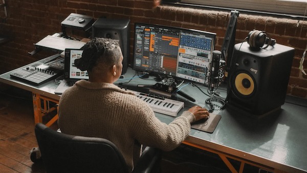 Reason Studios「Reason 14」DAWとしてもプラグインとしても使える！シンセ・エフェクトを自由に組み合わせ、作曲から録音・ミックスまで対応する音楽制作ソフト｜DTMプラグインセール